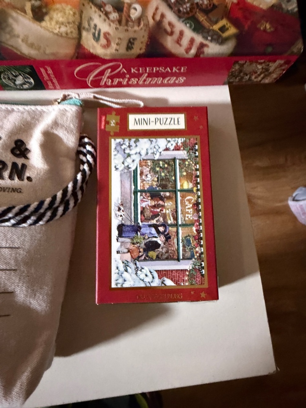 Mini-Puzzle Box — Red Holiday Scene